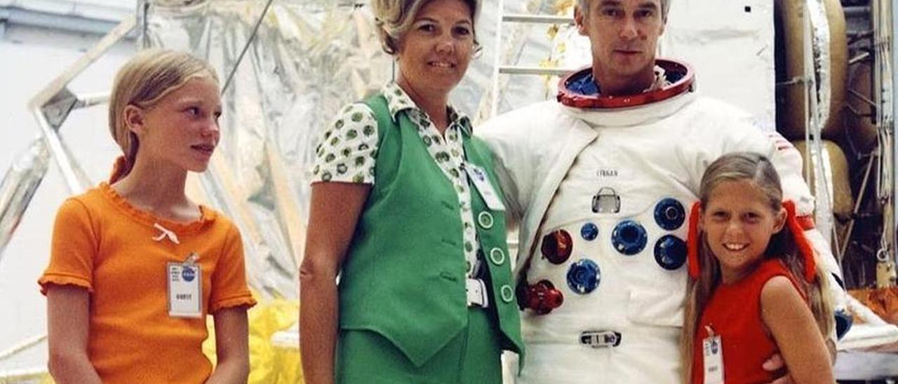 Retrato de Eugene Cernan junto a su familia justo antes del despegue de la misión Apolo 17.