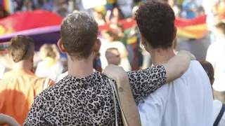 Un local de la Comunidad Valenciana veta a dos hombres por llevar bolso