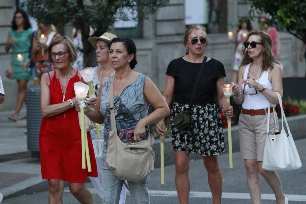 Cientos de miles de seguidores acompañan a la procesión por el centro de Vigo en medio de un asfixiante calor.