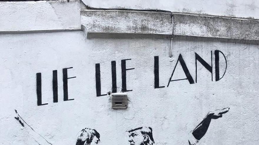 &#039;Lie lie land&#039;. Una grafitera emula la &#039;tierra de las mentiras&#039; de Trump y May