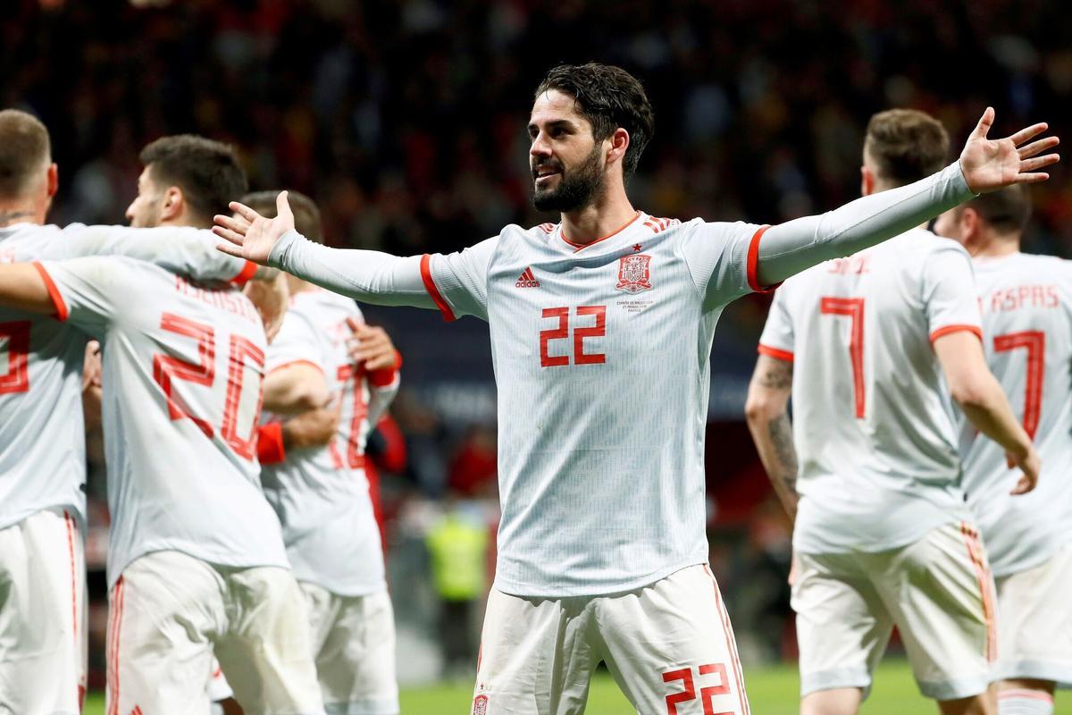 El centrocampista de la selección española Isco celebra tras marcar su tercer gol ante Argentina, sexto del equipo, durante el partido amistoso disputado esta noche en el Estadio Wanda Metropolitano, en Madrid.