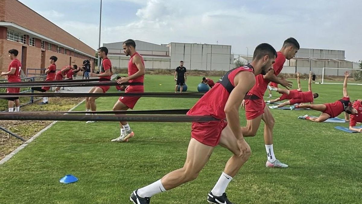 Entrenamiento del Llerenense esta semana en Almendralejo para habituarse al césped natural.