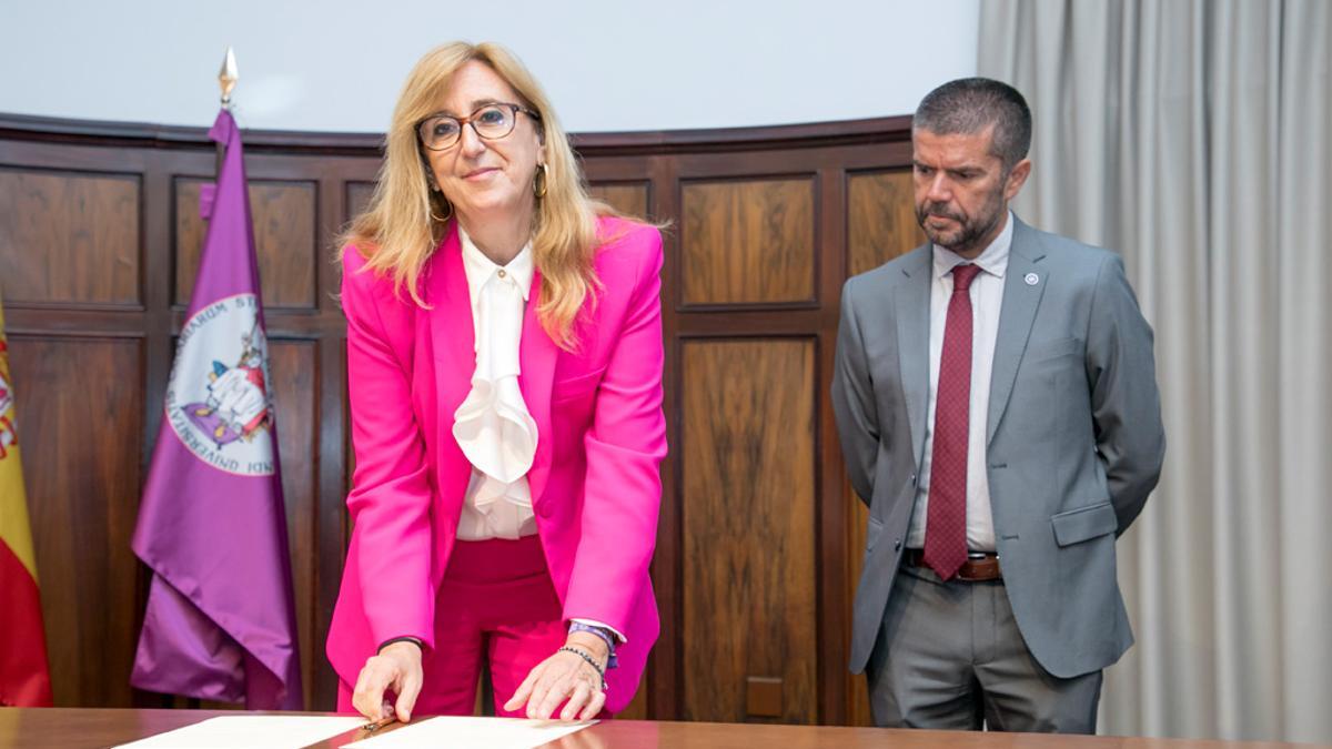 Teresa Covisa junto al rector de la ULL, Francisco García, en su toma de posesión.