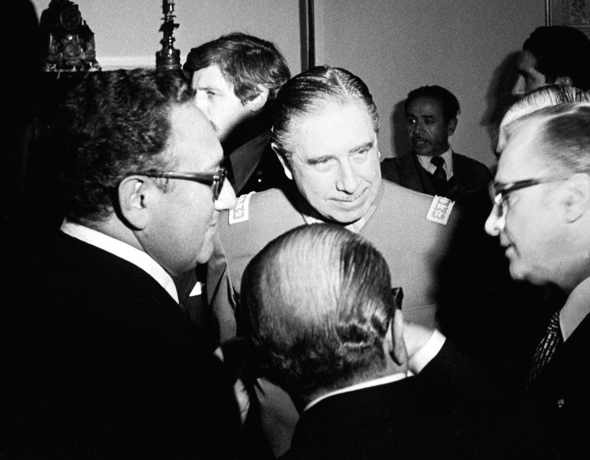 Henry Kissiner (izda.) con Augusto Pinochet (en el centro). EEUU fue el principal aliado de los golpistas chilenos.