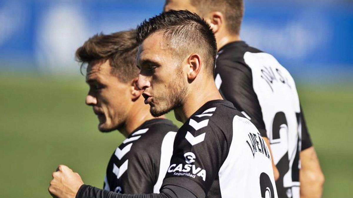 Adrián Lapeña celebra con el puño cerrado el gol que le marcó al Fuenlabrada en la temporada de Segunda que acaba de terminar.  | // LALIGA