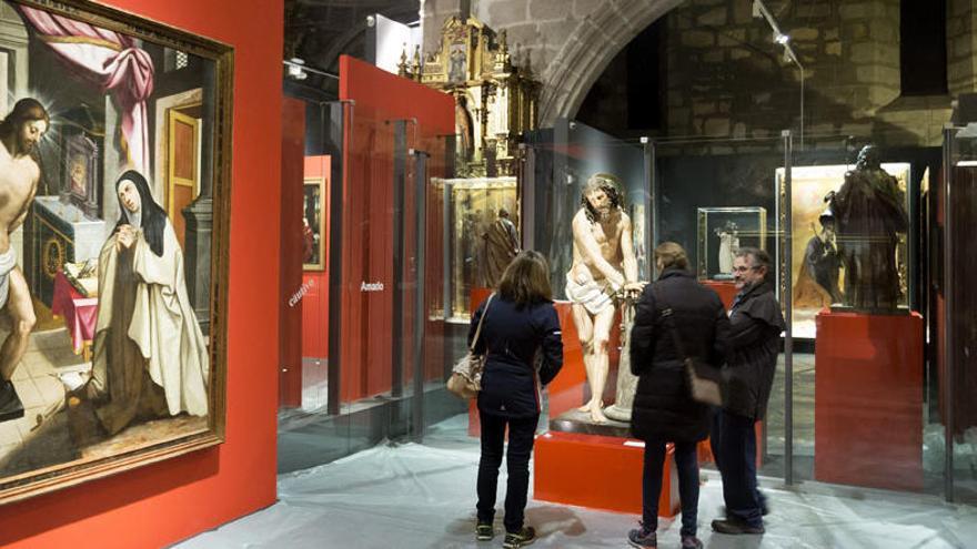 Los visitantes observan una imagen de Cristo, en Ávila.