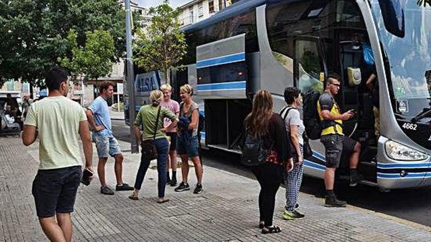 Autobusos d&#039;Alsina Graells a la parada de Berga