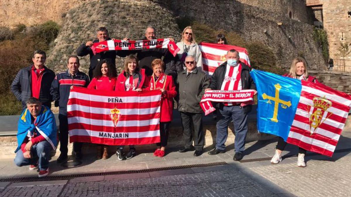 Miembros de la peña El Cruce, Manjarín, La Laguna y San Martín, en el castillo de Ponferrada. | LNE