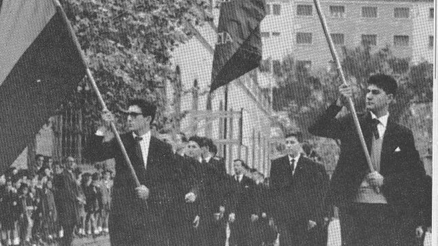 Jesús Posada en 1962 abanderando su curso del Preu en el Colegio San José.