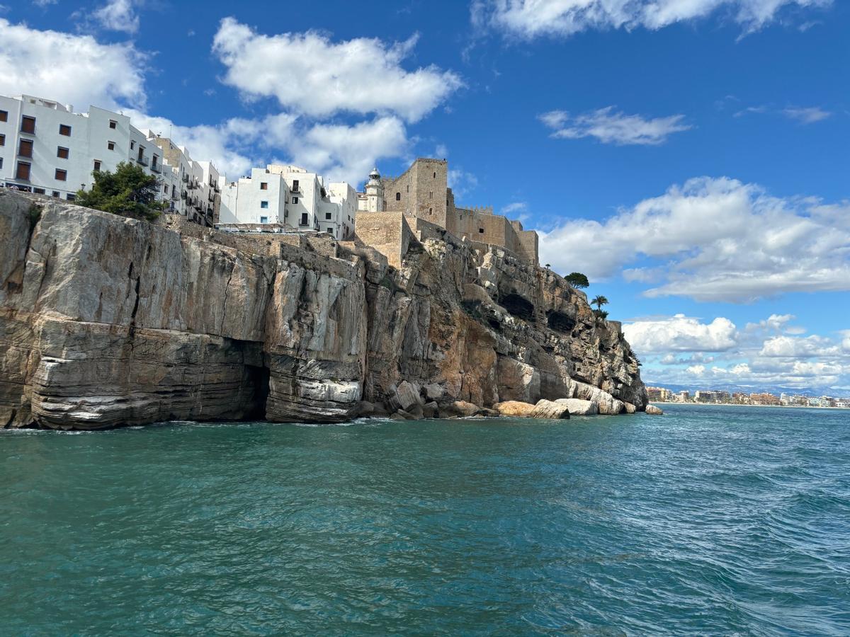 Peñíscola sigue reclamando, aún sin éxito, a los ministerios competentes en litoral y patrimonio un plan de acción para proteger el tómbolo.