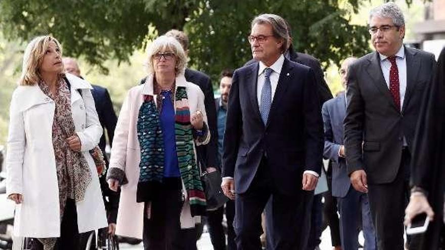 De izq. a derecha, las exconselleras Joana Ortega e Irene Rigau, Artur Mas y Frances Homs, a su llegada al Tribunal de Cuentas. // Efe