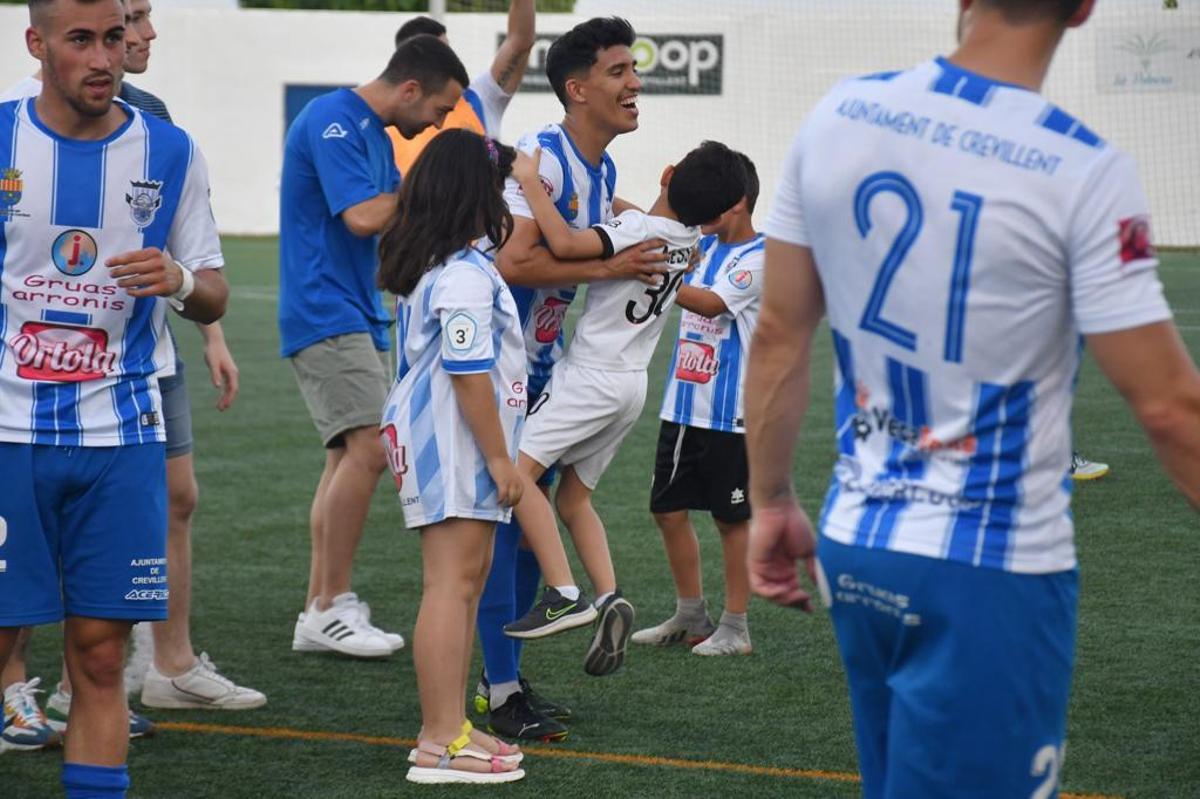 Los niños saludaron el pasado domingo a los jugadores al acabar el partido