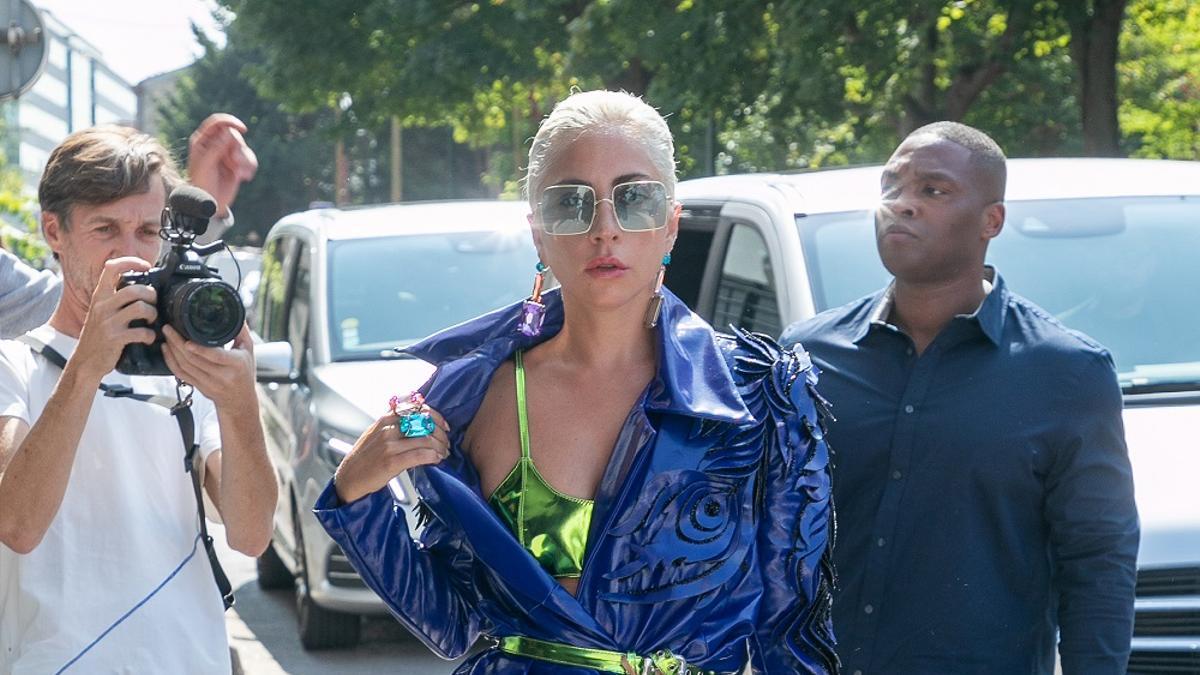 El look metalizado de Lady Gaga con trech y botas con plataforma XXL