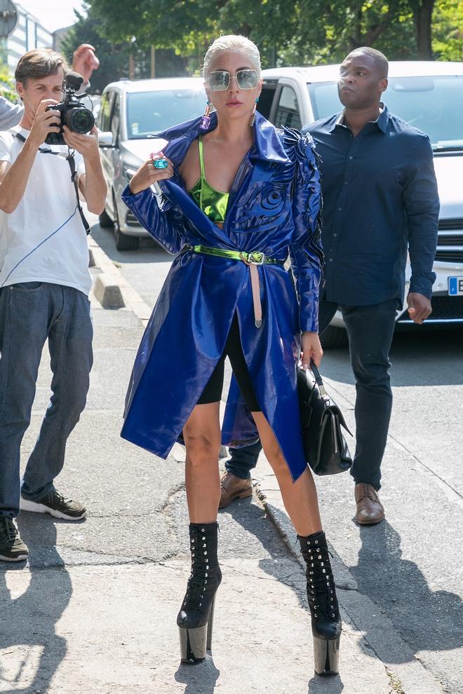 El look metalizado de Lady Gaga con trech y botas con plataforma XXL