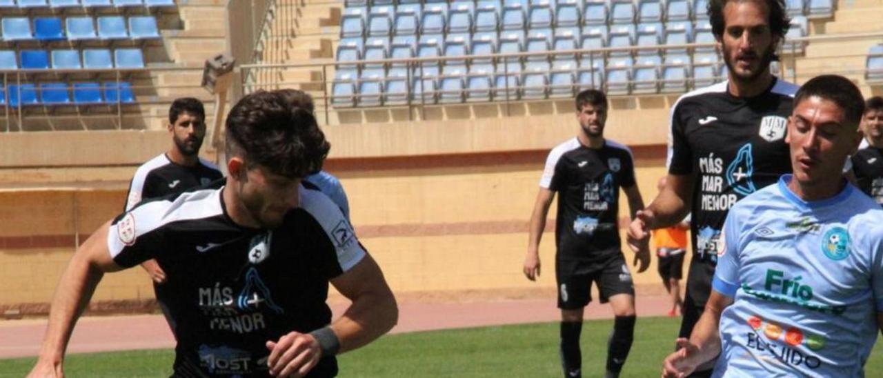 Alberto Vázquez conduce el esférico durante el partido. | DIARIO DE ALMERÍA