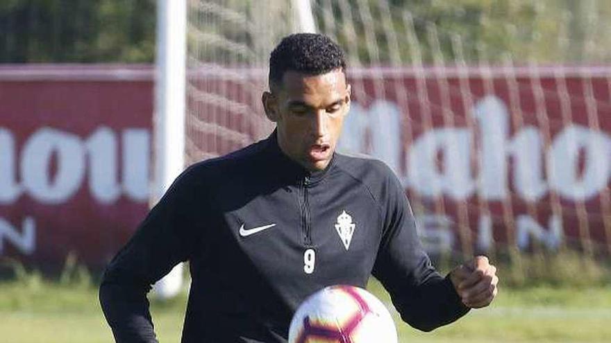 Nick Blackman, controlando un balón durante el entrenamiento de ayer.