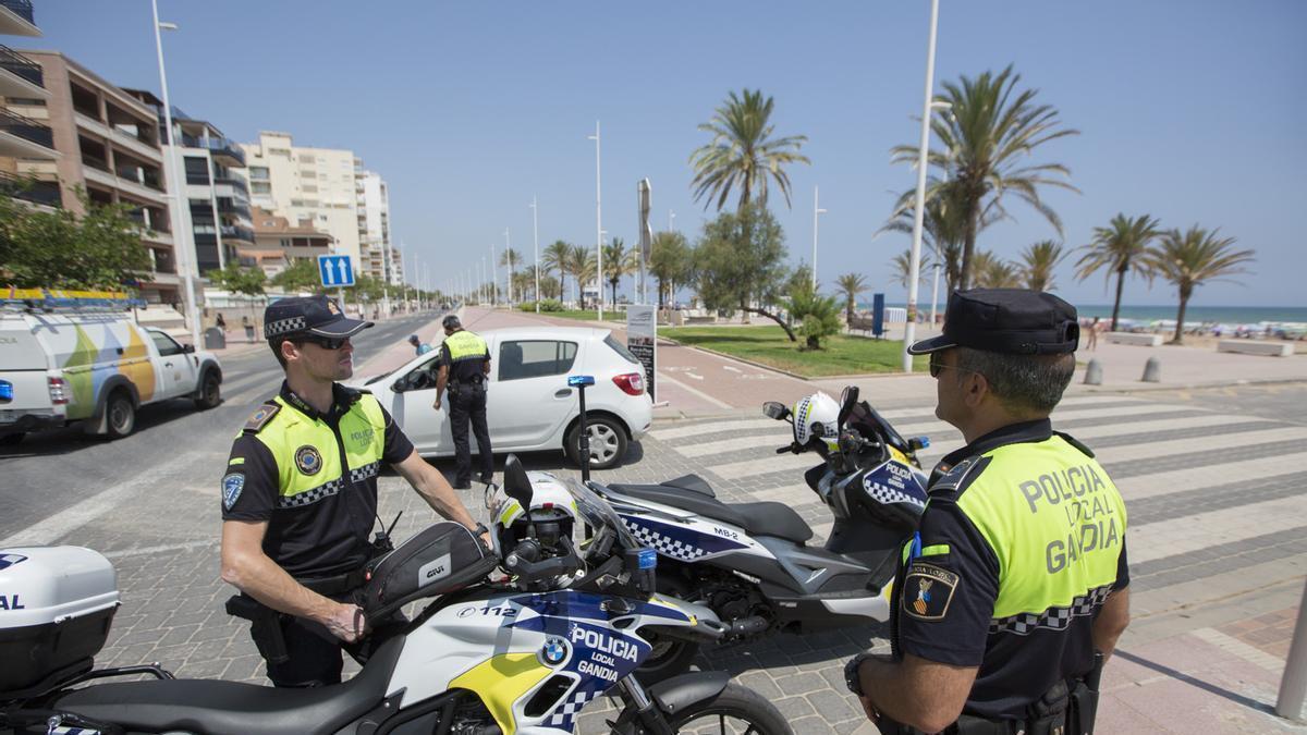 Agentes de la Policía Local en la playa de Gandia en una imagen de archivo