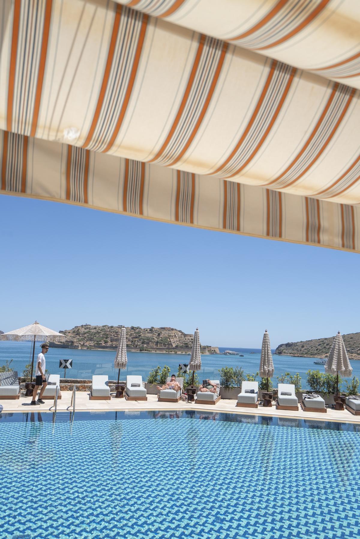 Una de las piscinas del hotel Domes of Elounda.