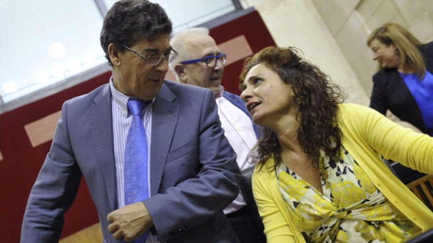 La consejera de Hacienda, María Jesús Montero, ayer en el Parlamento junto al vicepresidente Diego Valderas.