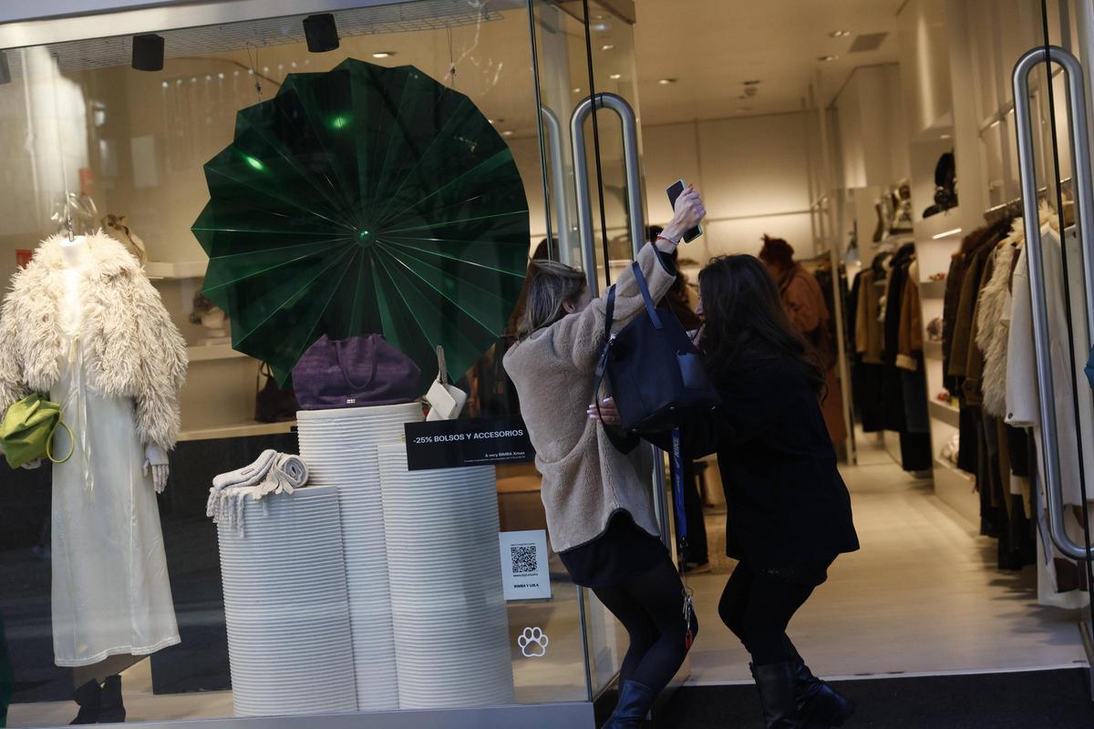 EN IMÁGENES: Bimba y Lola celebra en Asturias el segundo premio de la lotería de Navidad