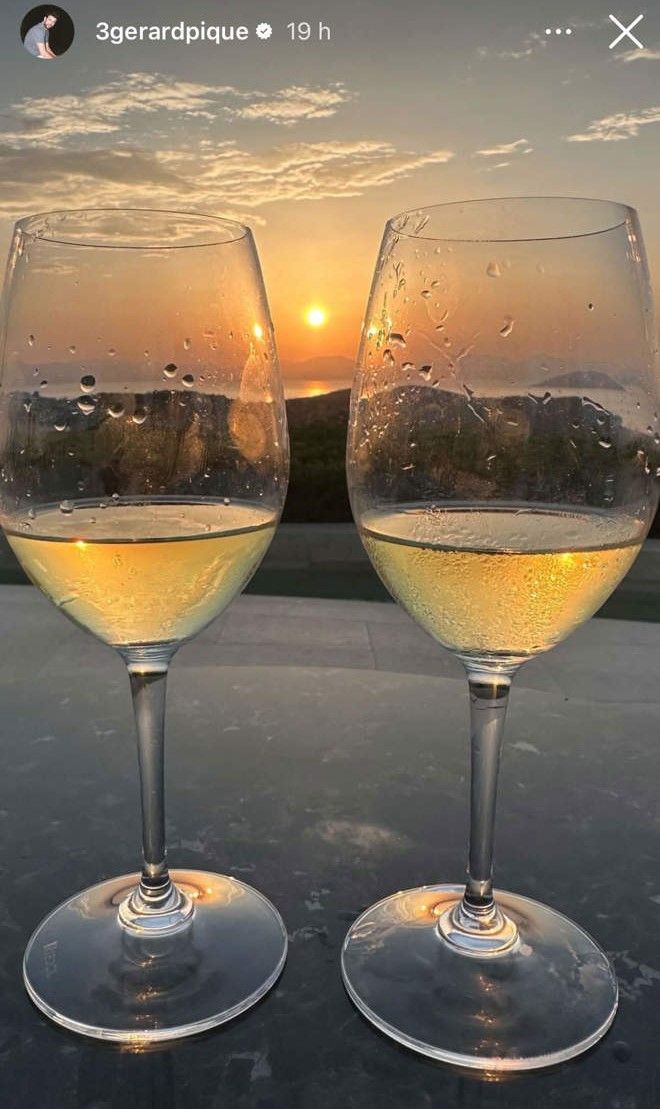 Piqué y Clara Chía disfrutando de un vino blanco con un precioso atardecer griego de fondo