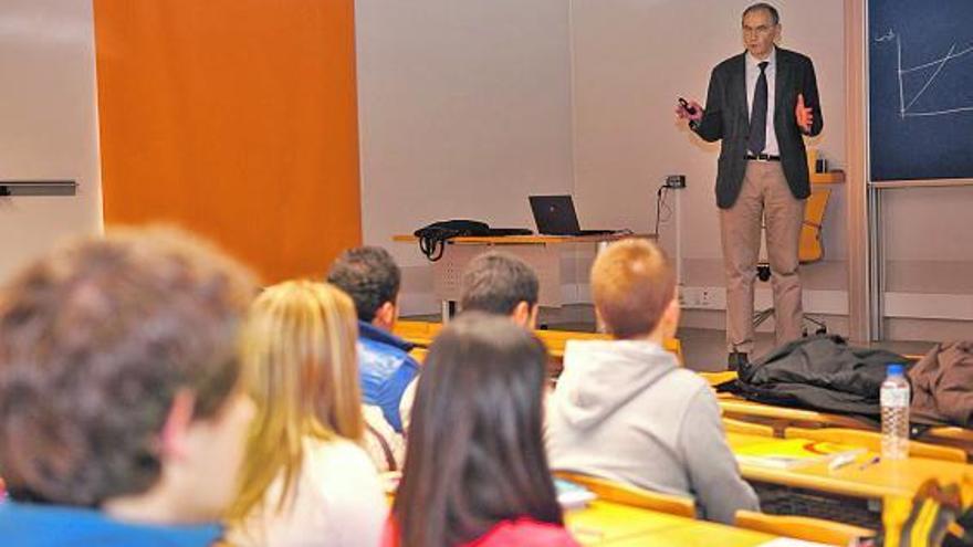 Víctor Manuel Campa, ayer, durante la clase que impartió en el campus de Mieres.