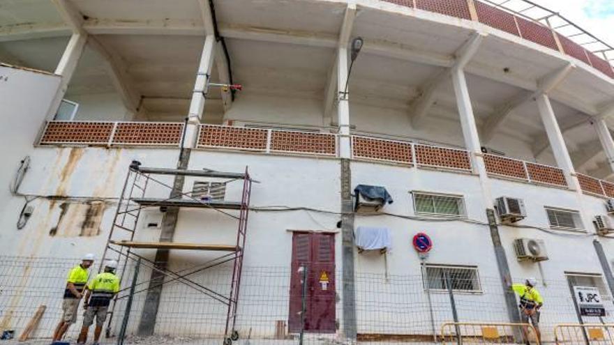 Operarios en el ala de la plaza de toros donde se ubican los dos conservatorios municipales.