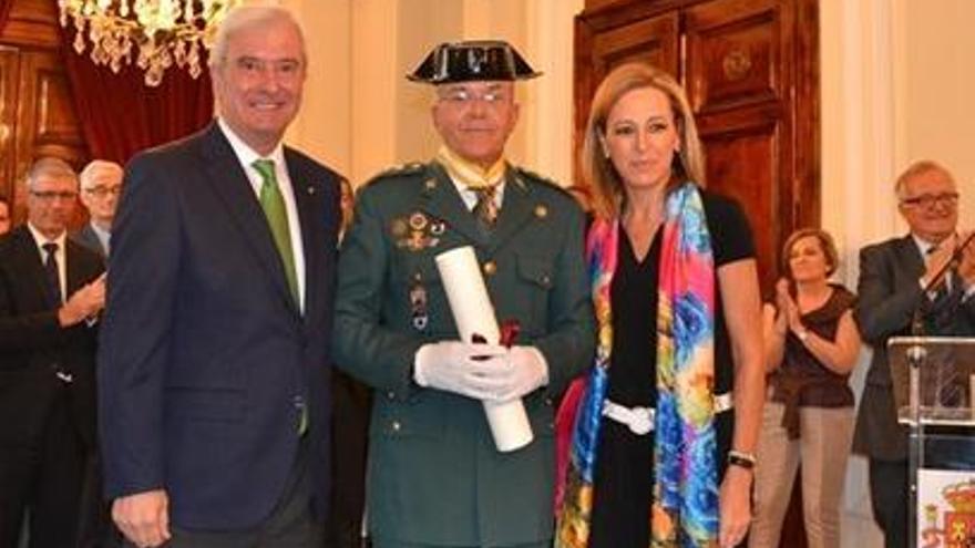 Vicente Reig Basset, en el centro, durante una condecoración en Huesca.