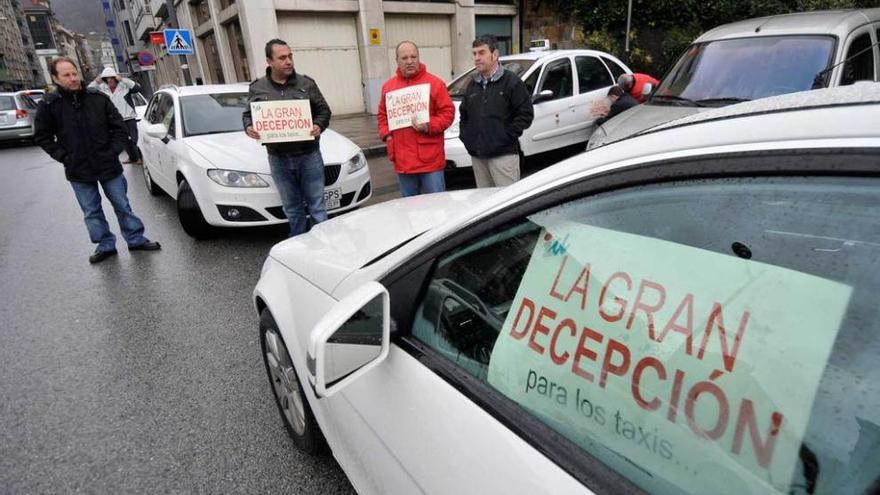 Una protesta de los taxistas de Mieres.