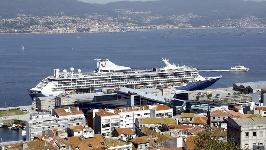 El crucero británico &quot;TUI Discovery 2&quot;, atracado ayer en el puerto. // Cristina Graña