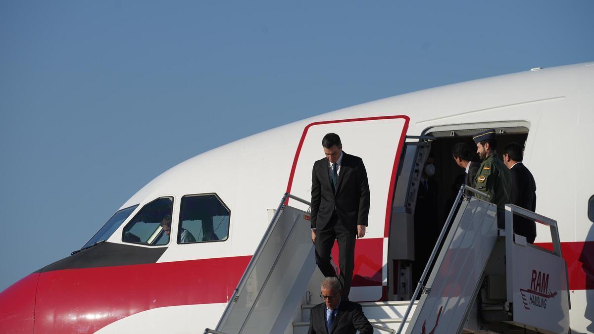 Pedro Sánchez bajando del avión oficial Falcon en un viaje a Rabat.