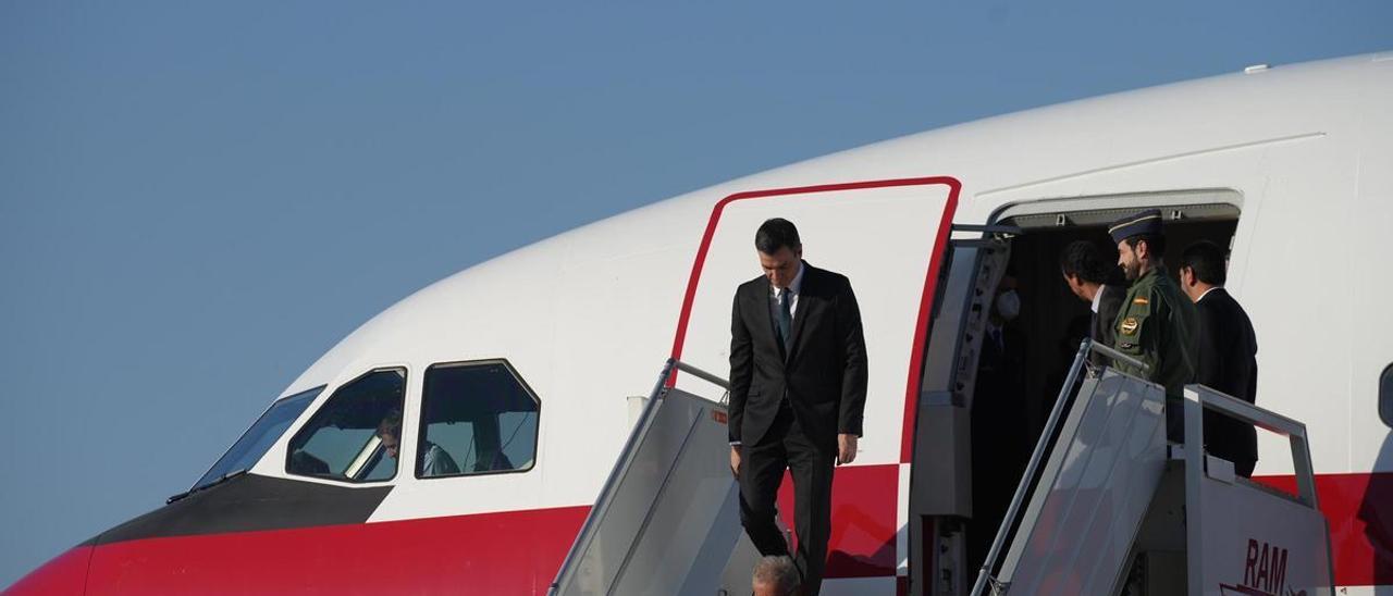Pedro Sánchez bajando del avión oficial Falcon en un viaje a Rabat.