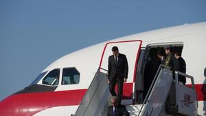 Pedro Sánchez bajando del avión oficial Falcon en un viaje a Rabat.