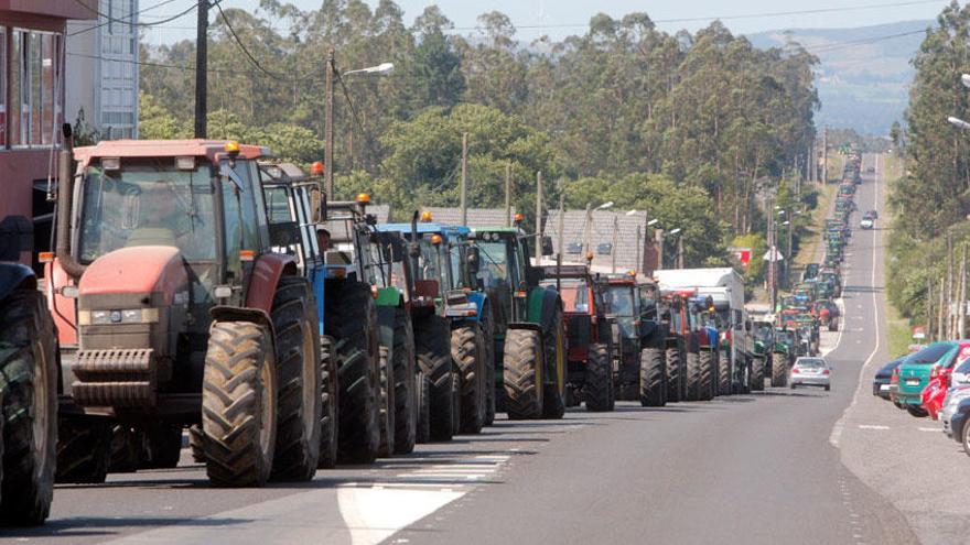 Tractorada en protesta por el precio de la leche en Santa Comba el pasado 2 de agosto.