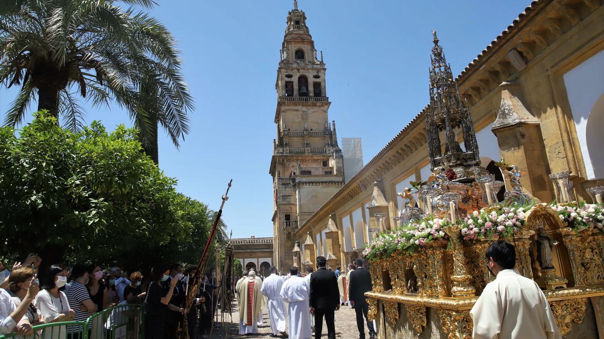 El Patio de los Naranjos acoge la procesión del Corpus Christi