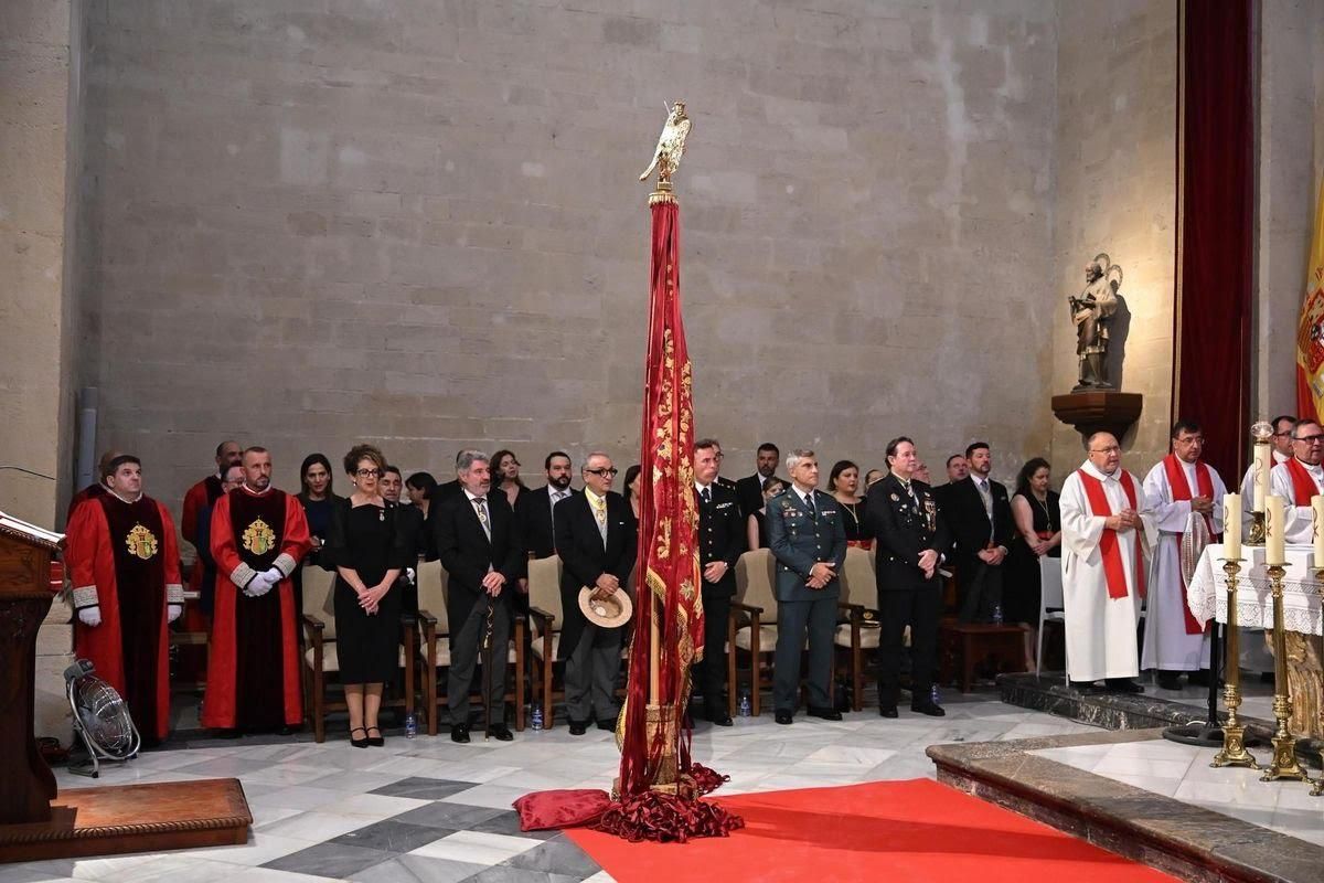 Pomares, aún con uniforme, el Día del Pájaro, momentos antes de que la Síndica -su cuñada- inclinara el Oriol hacia el altar
