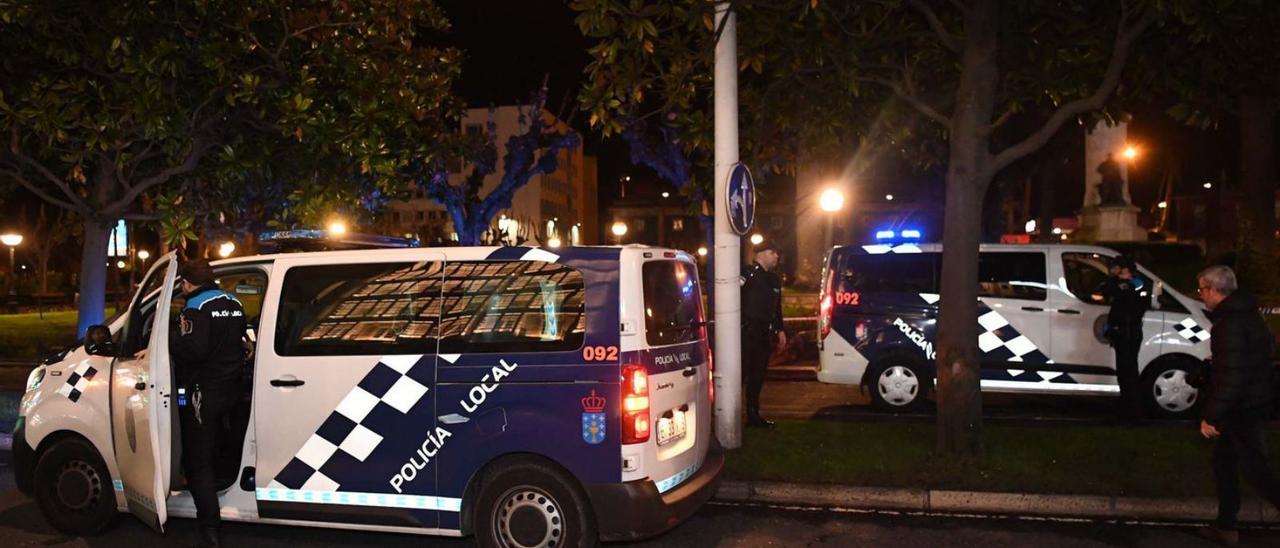 Dos vehículos de la Policía Local de noche en los jardines de Méndez Núñez. |   // VÍCTOR ECHAVE