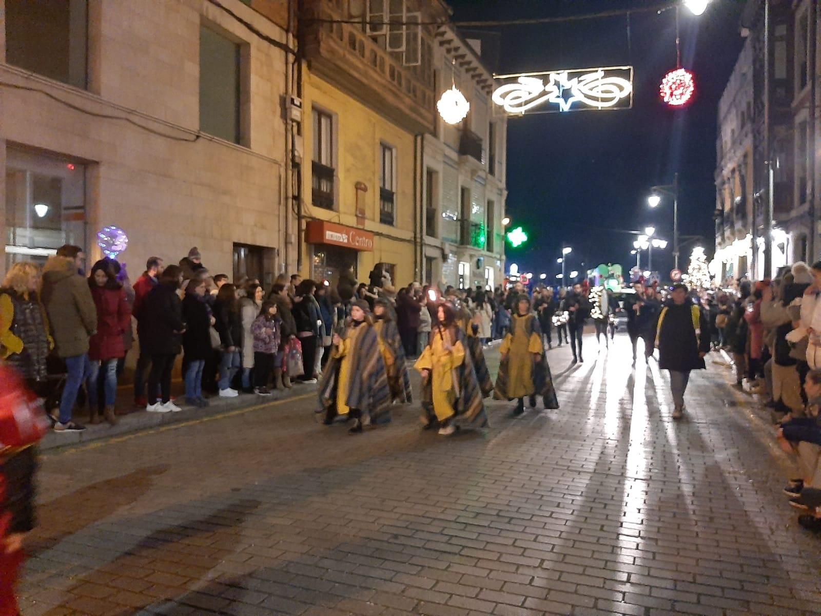 Los Reyes, en dromedario en la Pola: así ha sido la cabalgata de la capital sierense