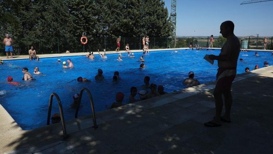 Niños disfrutan de la piscina.