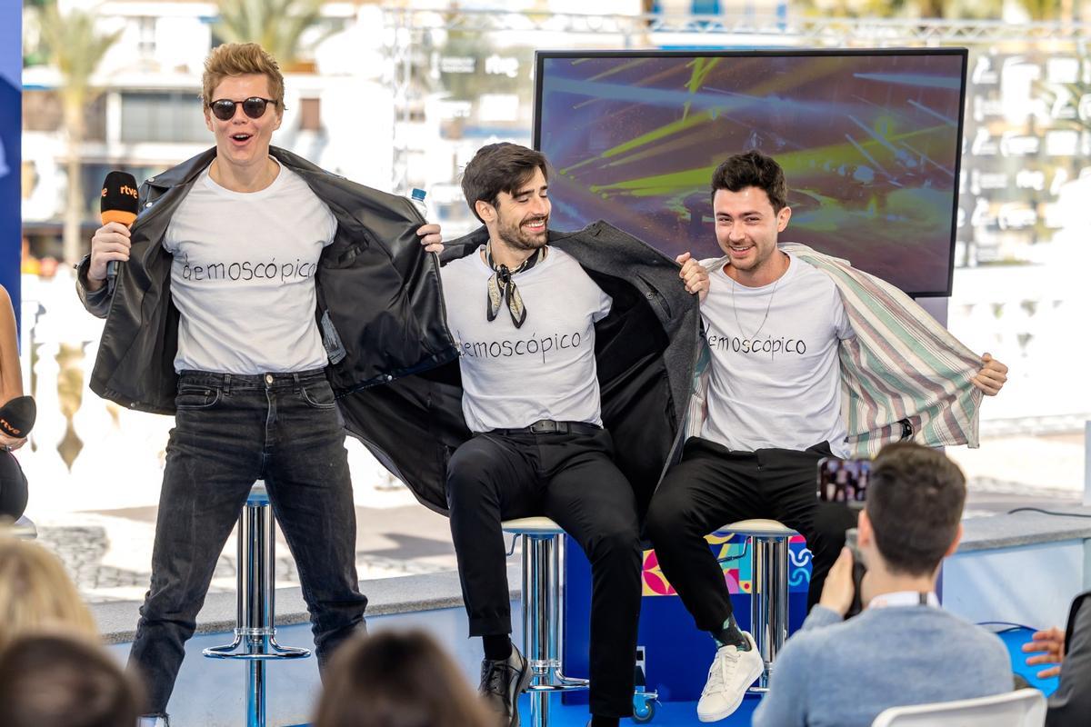 La banda Meler muestra su camiseta hecha a mano en agradecimiento al voto del jurado demoscópico en la primera semifinal del Benidorm Fest 2023