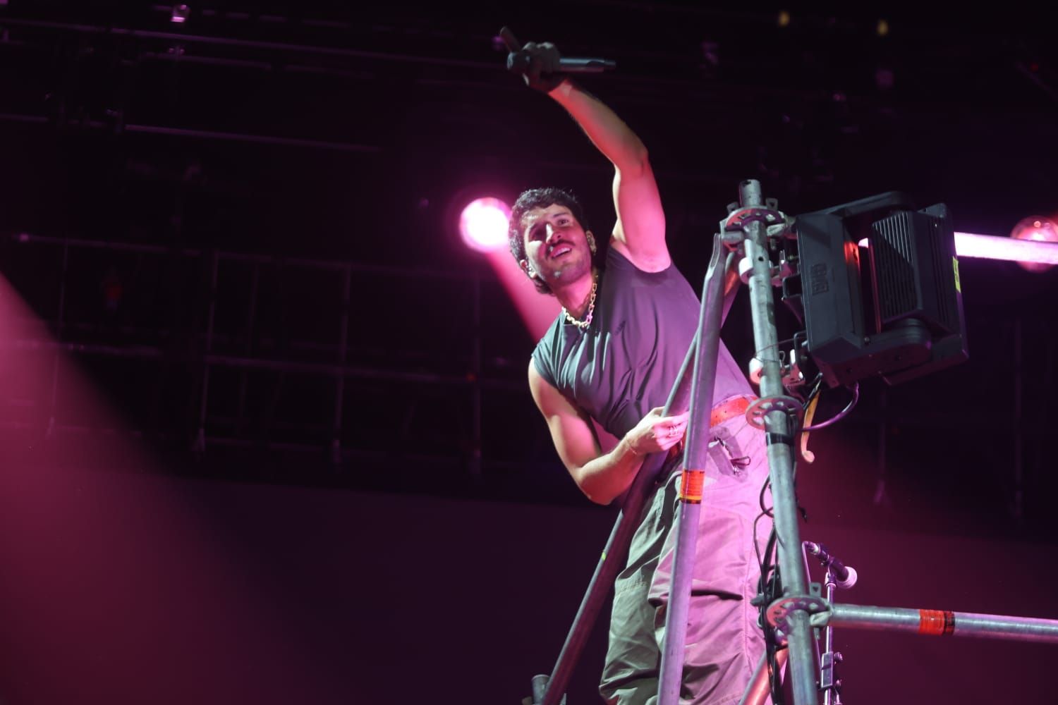 Sebastián Yatra se funde con el público y sus 'Tacones Rojos' pone en pie al Roig Arena