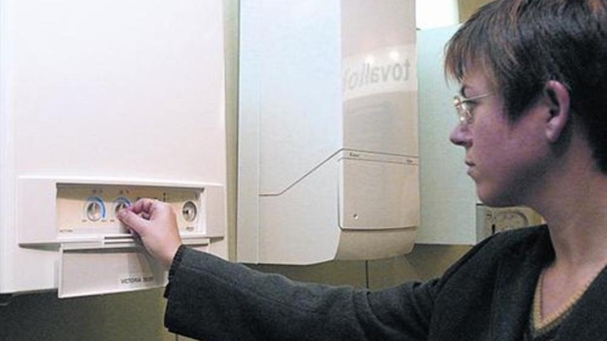 Una clienta prueba un aparato de calefacción con gas natural.