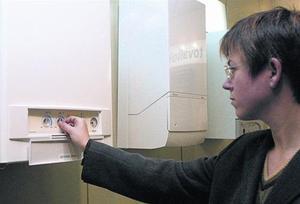 Una clienta prova un aparell de calefacció.