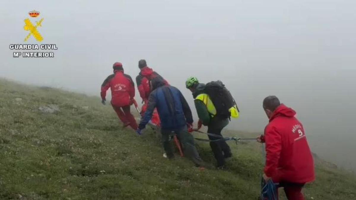 Tareas de rescate del cuerpo del corredor fallecido en el 'trail' de Somiedo.