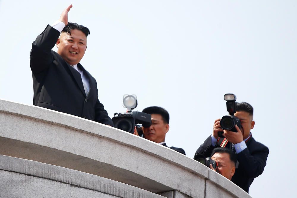 Desfile militar por la fiesta nacional de Corea del Norte.