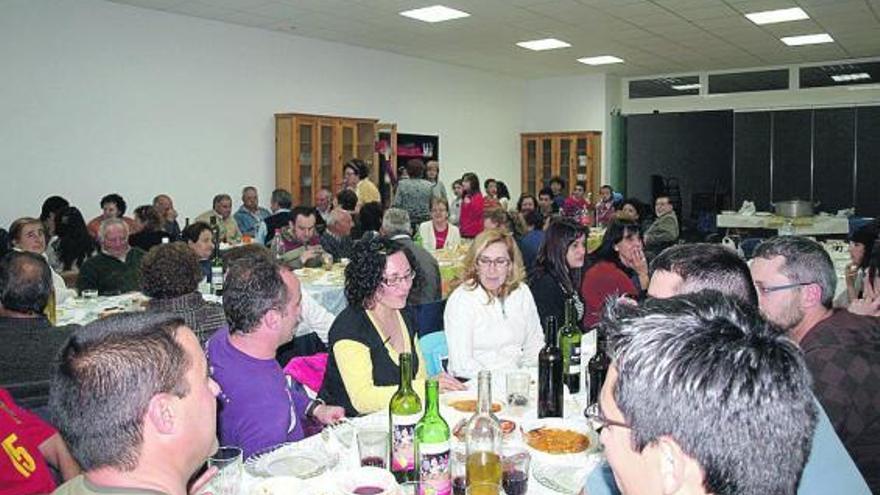 Asistentes a la cena celebrada el pasado sábado en Arrabalde a favor de Manos Unidas.