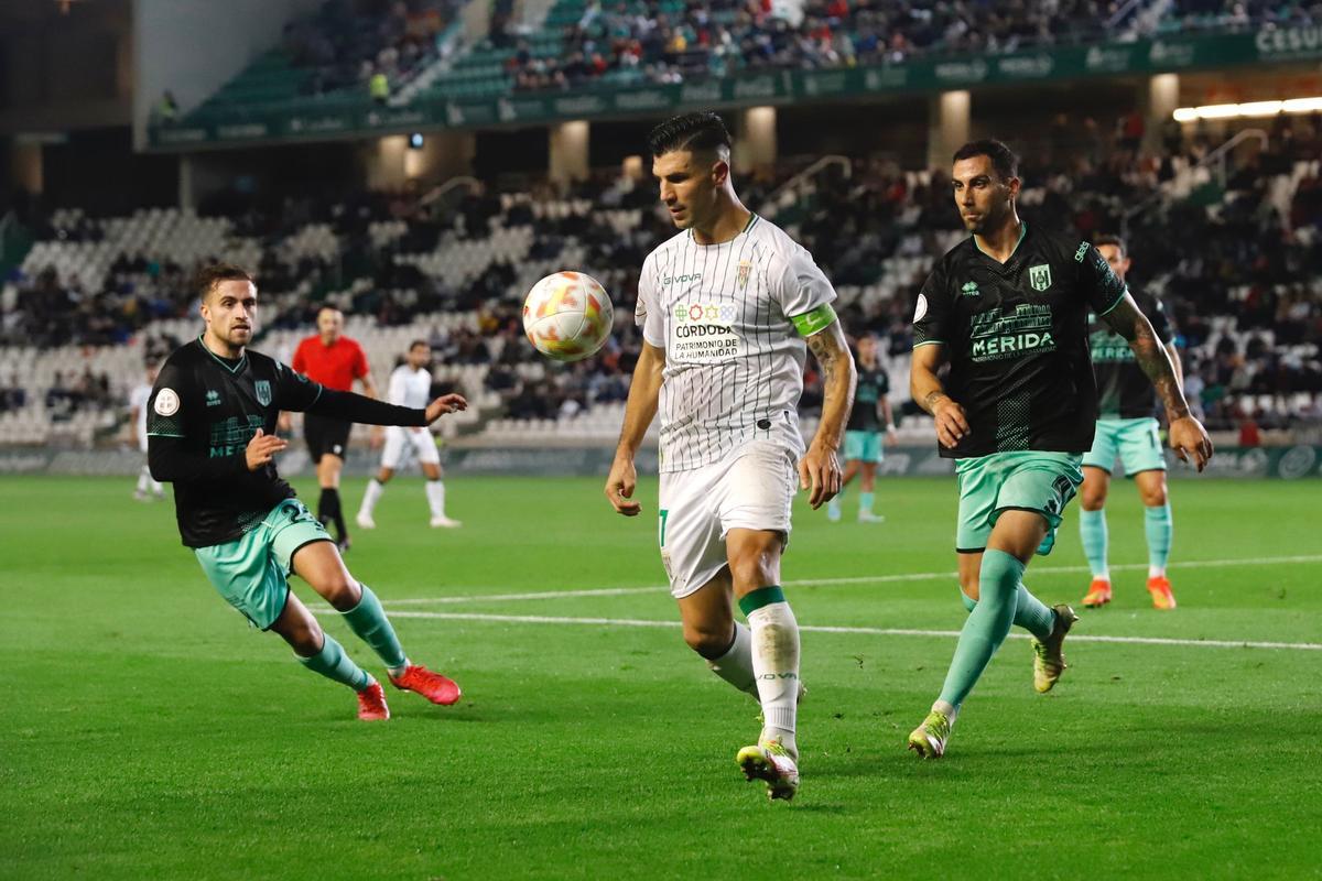 Willy Ledesma controla rodeado de contrarios en el Córdoba CF-Mérida en El Arcángel.