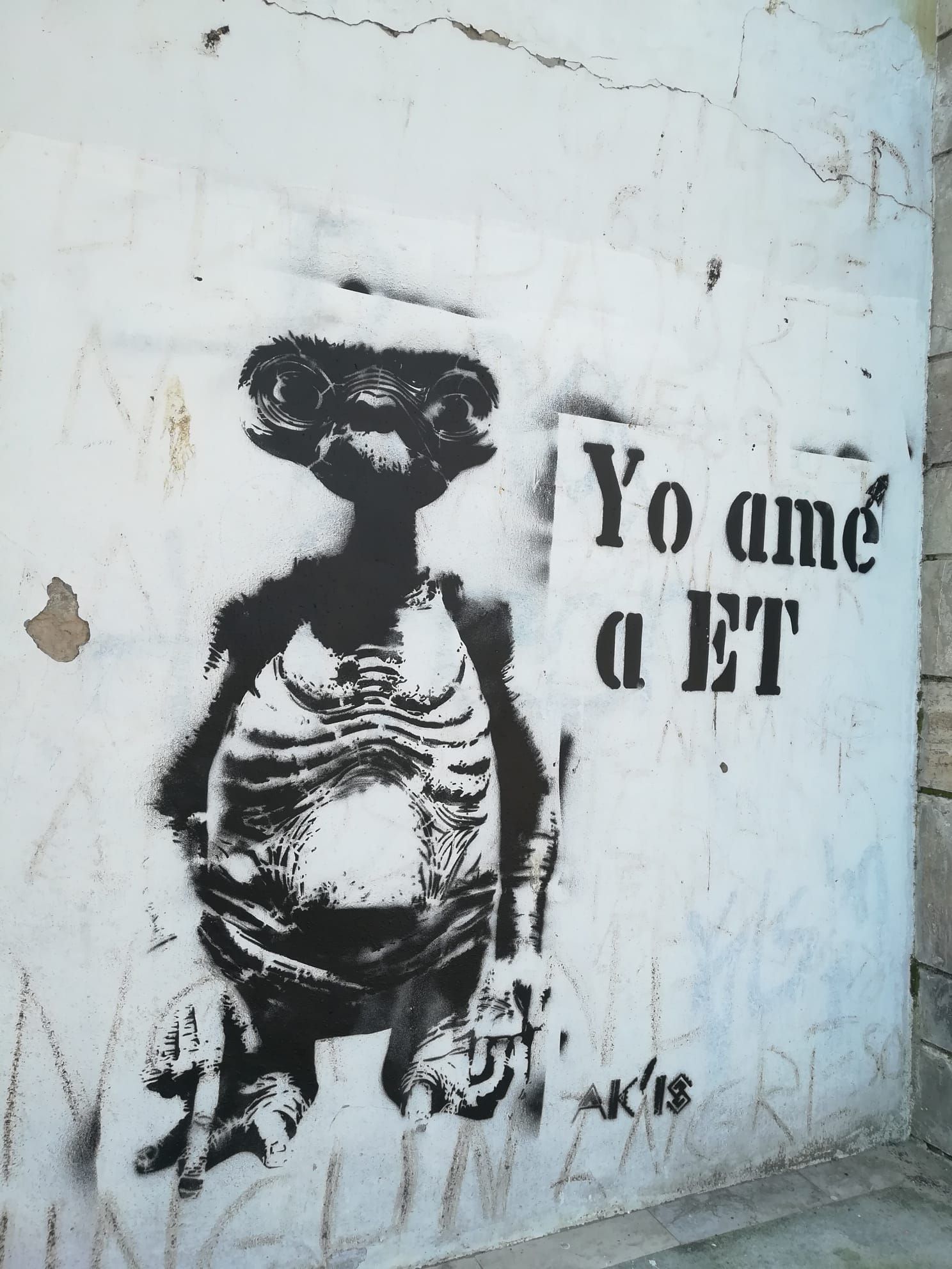 Grafiti de ET, en la parte trasera del edificio del antiguo Cinema, en la Pola.