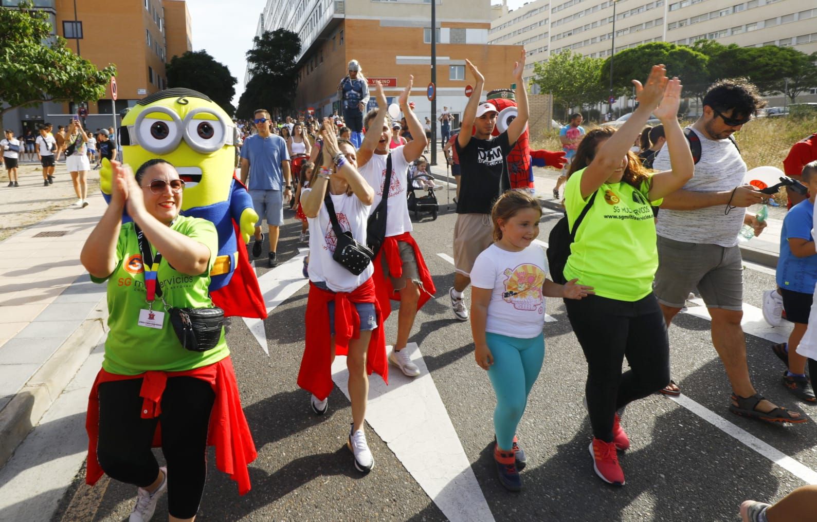 Fiestas del Valdespartera, en imágenes: así ha sido el divertido pasacalles de este jueves