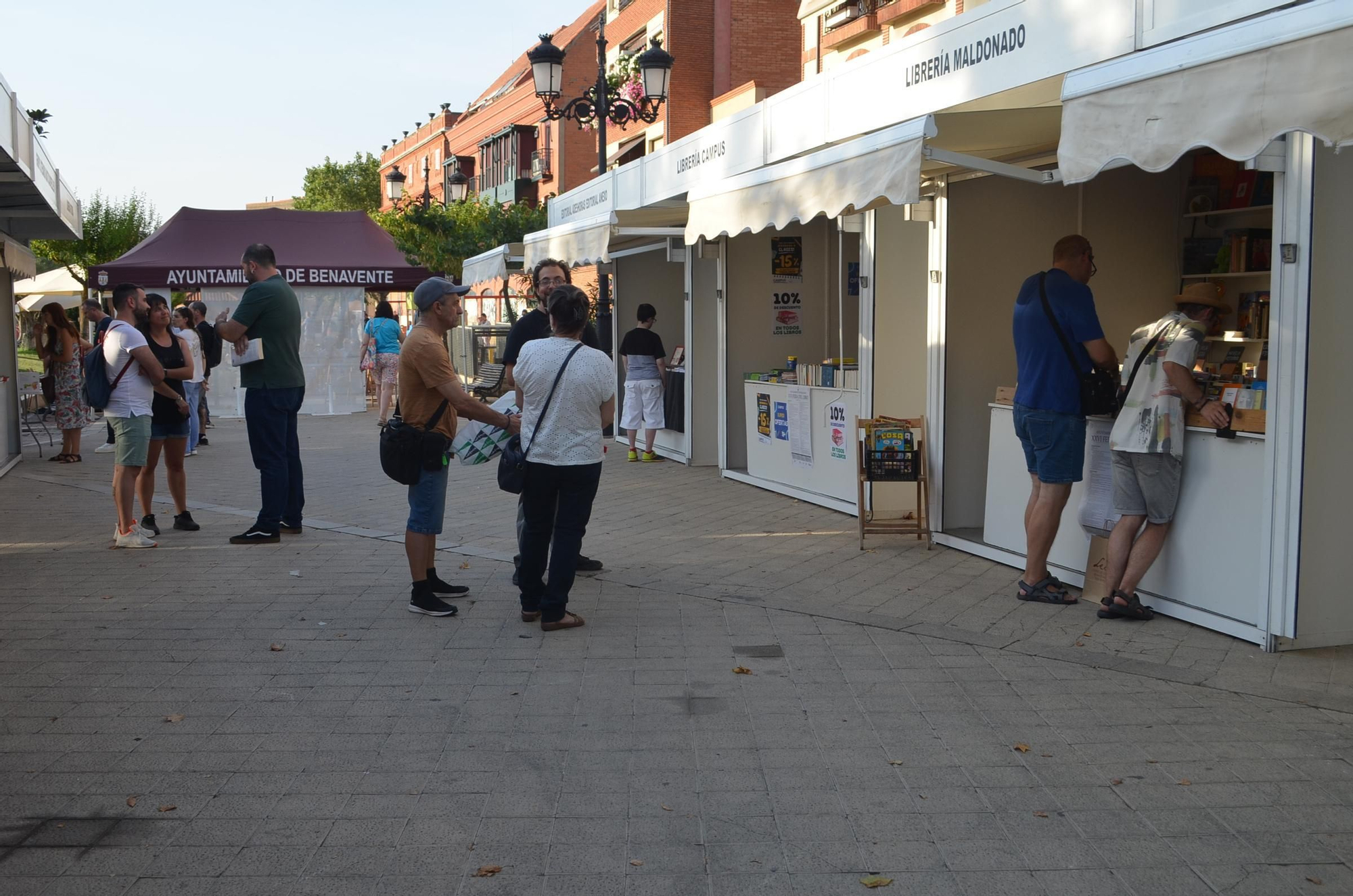 GALERÍA| La XXVI Feria del Libro de Benavente ya en marcha